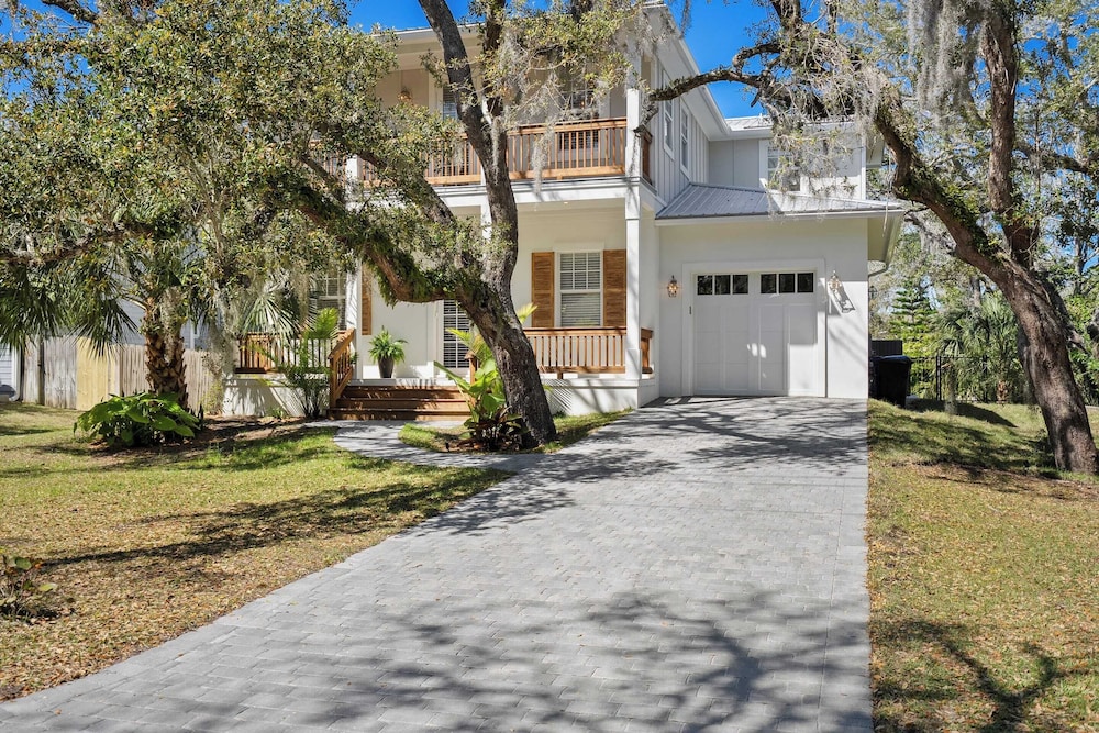 Serenity at Surfside by Avantstay Pool, Porches, Fire Pit & Arcade Near Vilano Beach