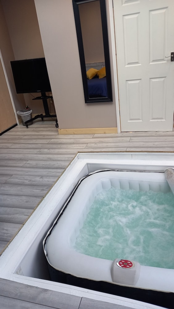 Stunning 1-bed Cabin in Bromley With hot tub view 2