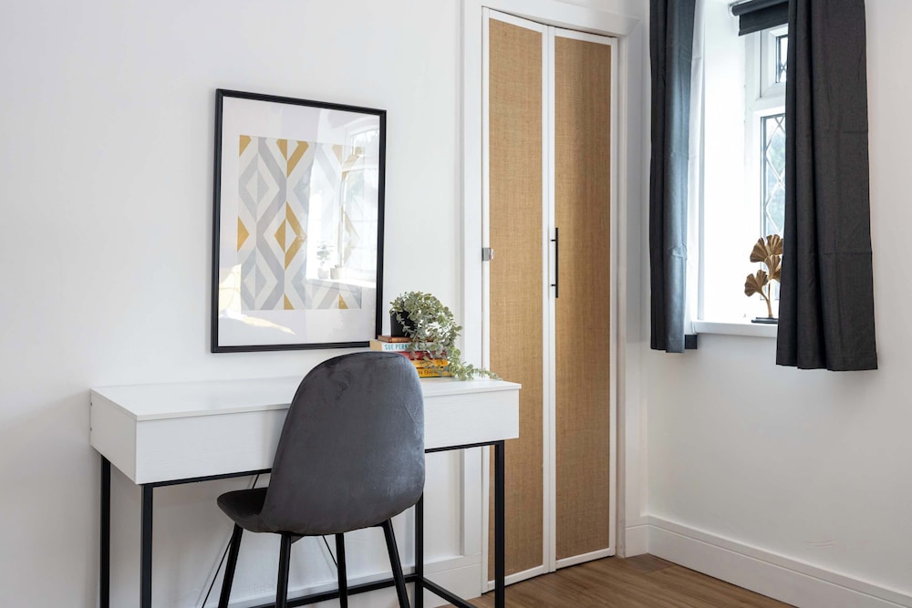 Spacious Apartment Near MCR Airport