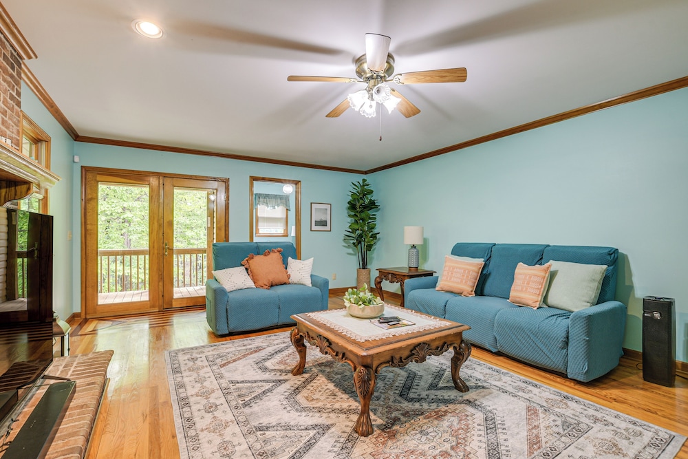 5 Mi to Lake Robinson: Bbq-ready Home w/ Pool