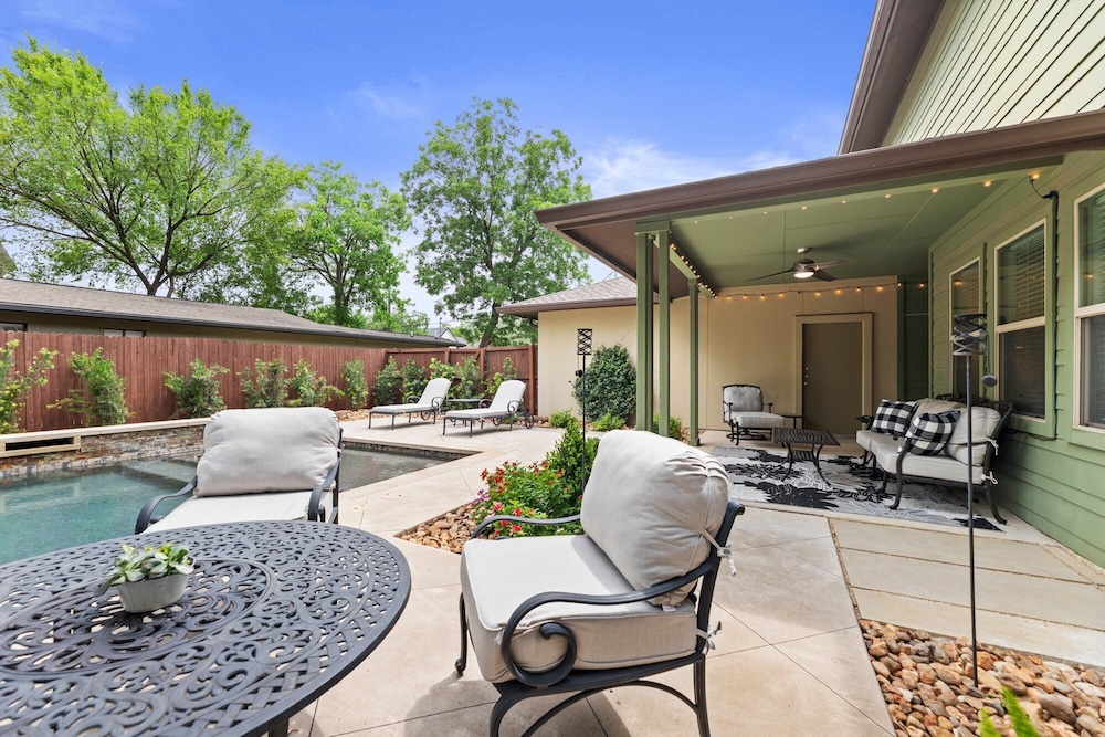 Large South Austin Home with a Pool - Image 4