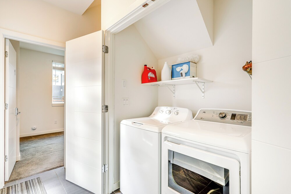 Walk to UW: Townhome w/ Rooftop Patio!
