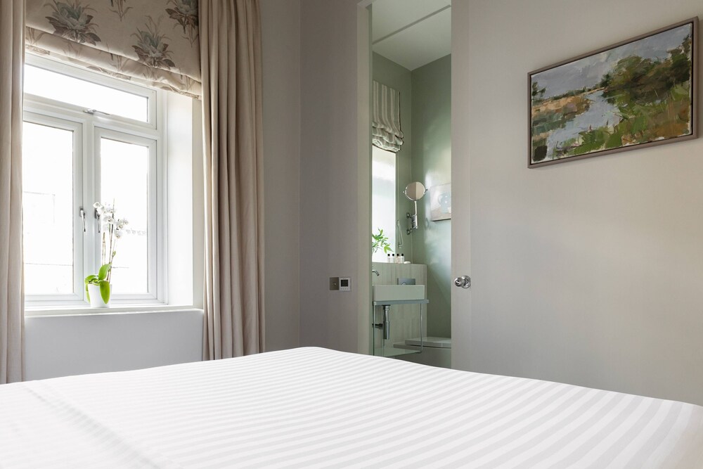 Southwell Gardens II by Onefinestay