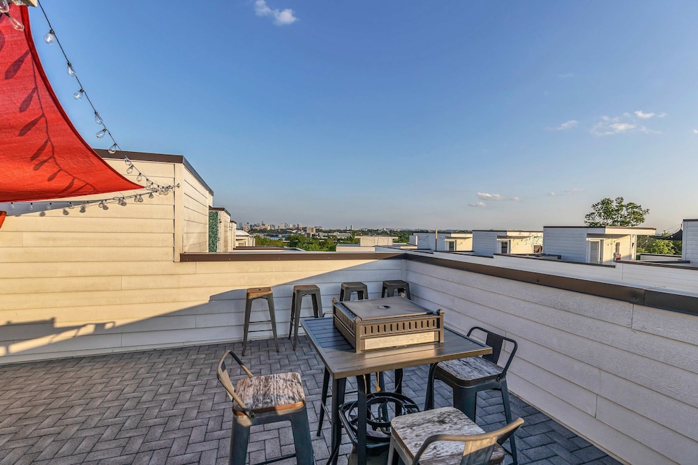 New Rooftop With City Views Game Room DT Nash