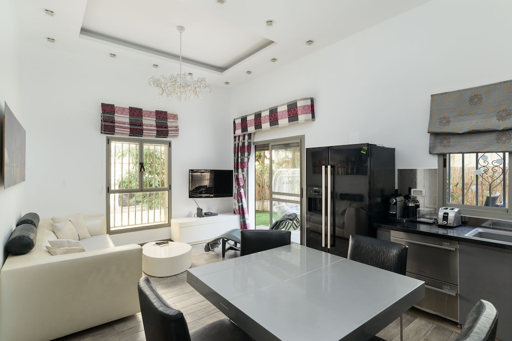 Family Apt & Private Garden near Beach by FeelHome