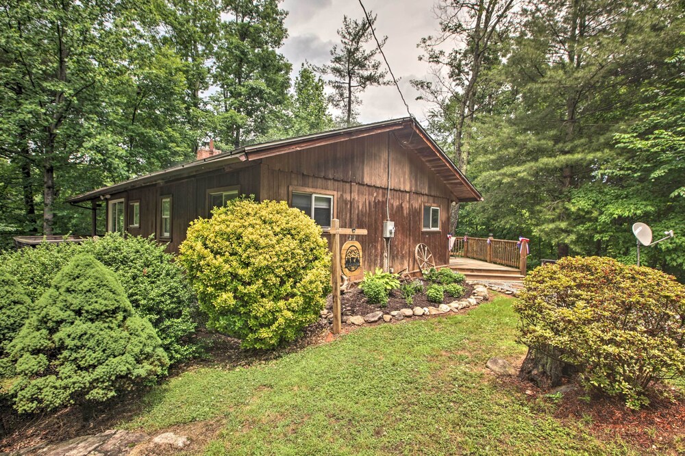 Secluded Stanardsville Cabin w/ 10 Acres & Hot Tub view 3
