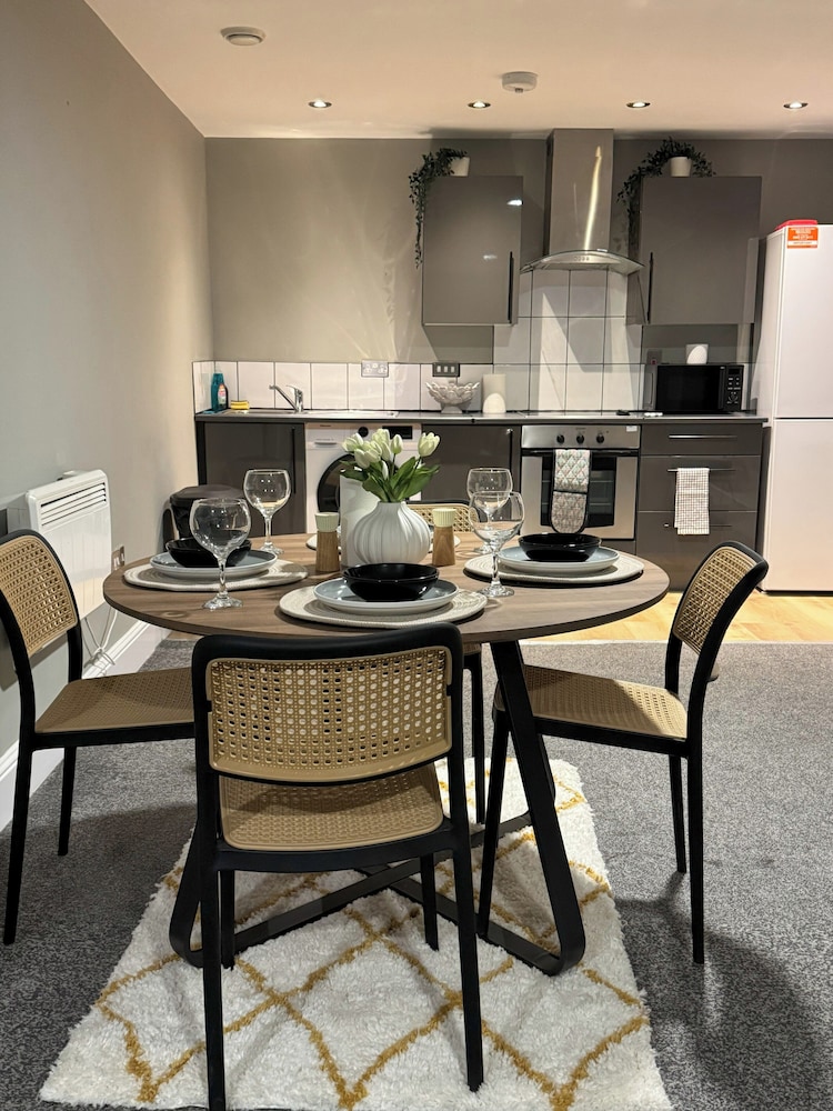 Modern 2 Bedroom City Oasis in Manchester