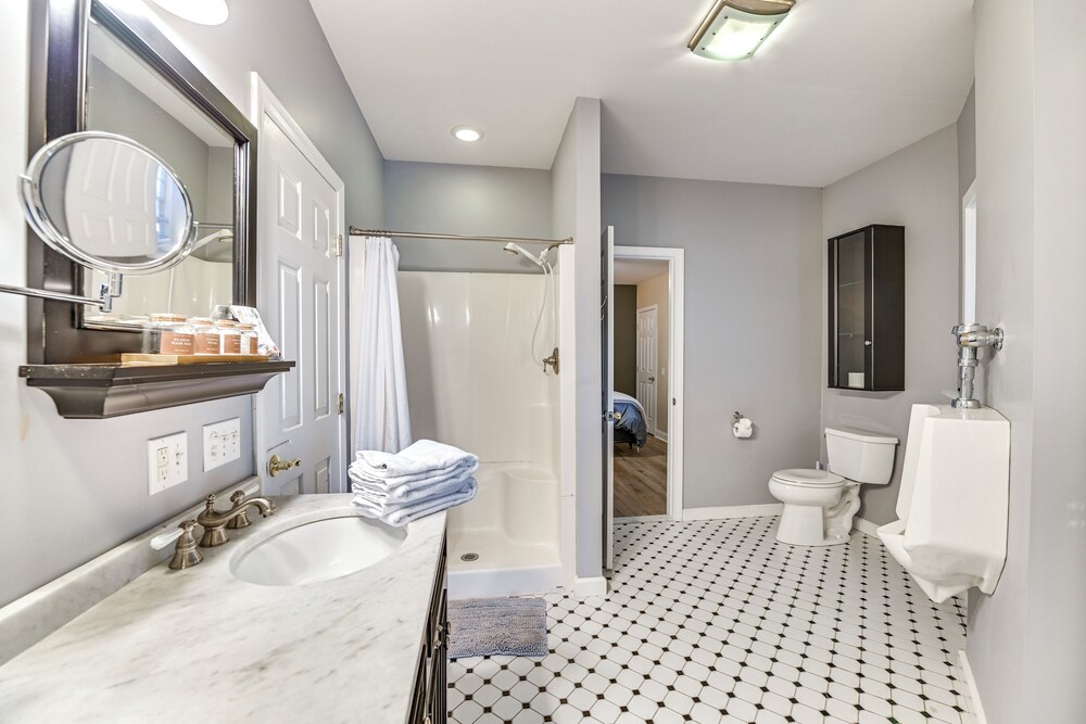 Mountain Views & Fire Pit: Sandgate Getaway