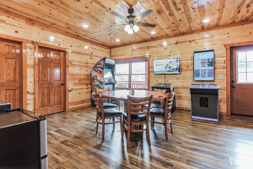 Laurel Point by Avantstay Sleeps 18! Indoor Pool, Hot Tub, Theater, Game Room