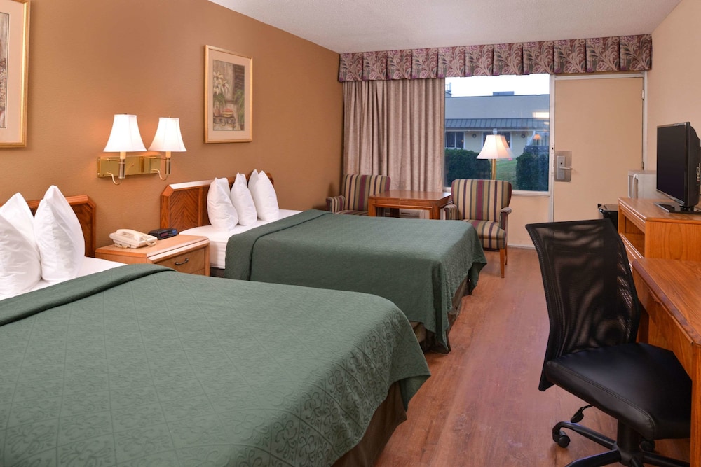 Collinsville Vacations - Quality Inn Dutch Inn - Property Image 2