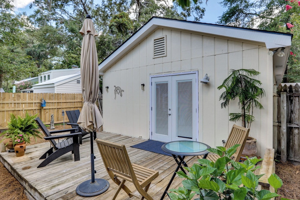 4 Mi to St Simons Beach: Home w/ Furnished Deck