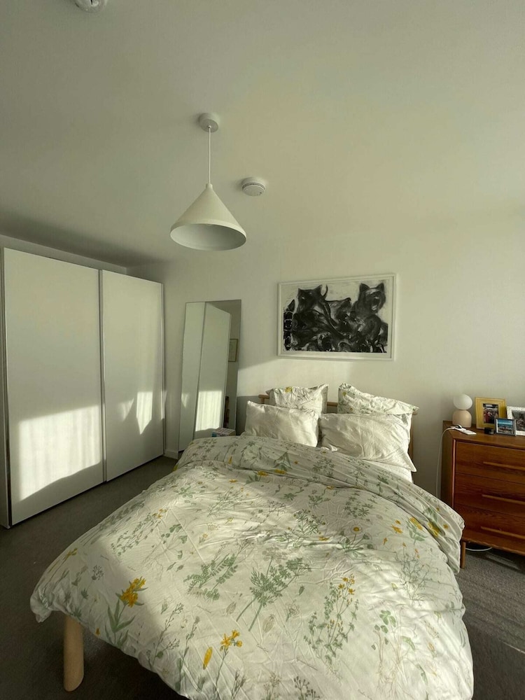 Bright 1BD Flat W/balcony - Heart of Brixton!