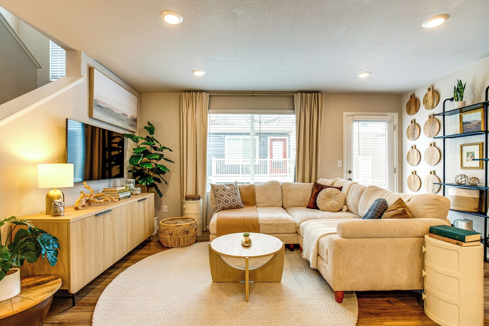 13 Mi to Dtwn Denver: Spacious Home w/ Balcony!