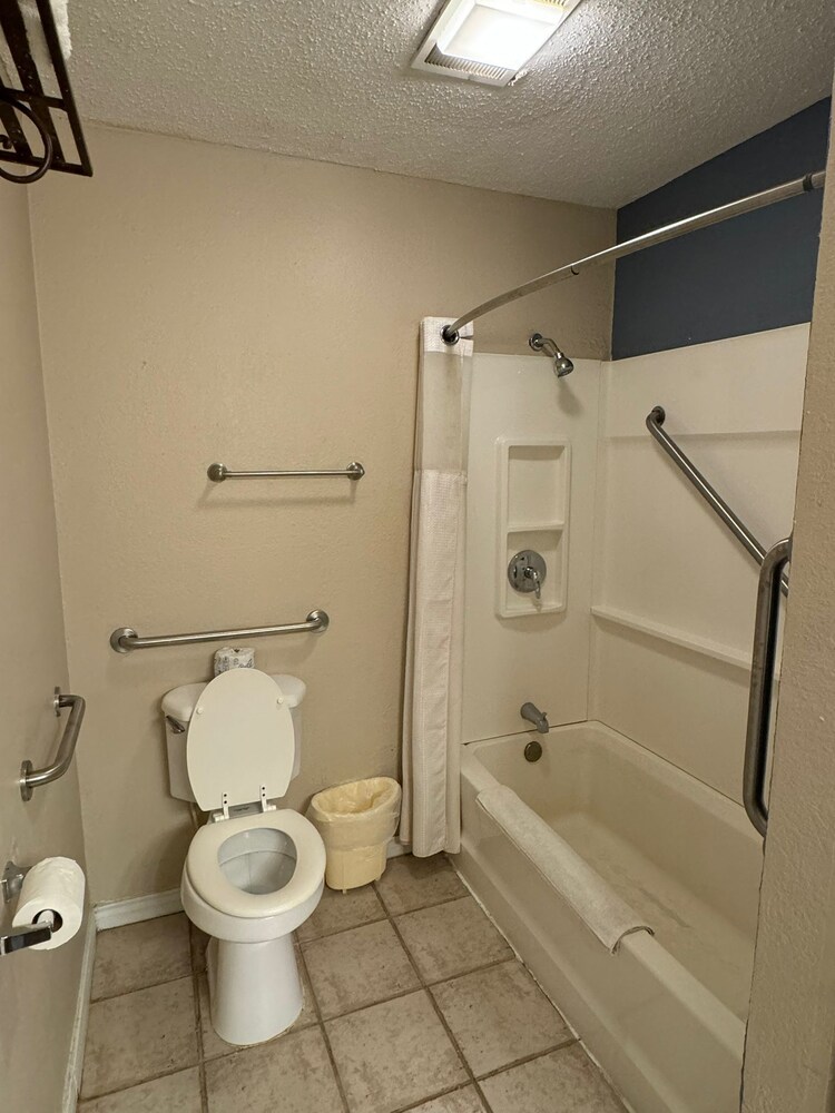 Four Horsemen Hotel - Property Image 10