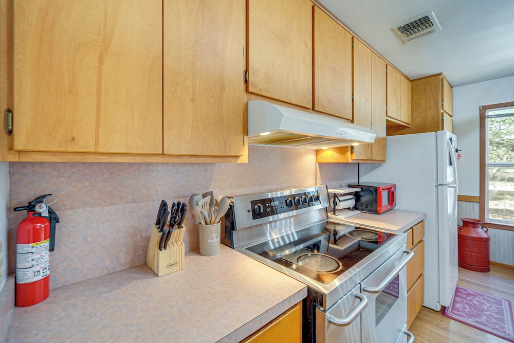 Pet-friendly Hill Country Retreat w/ Deck!