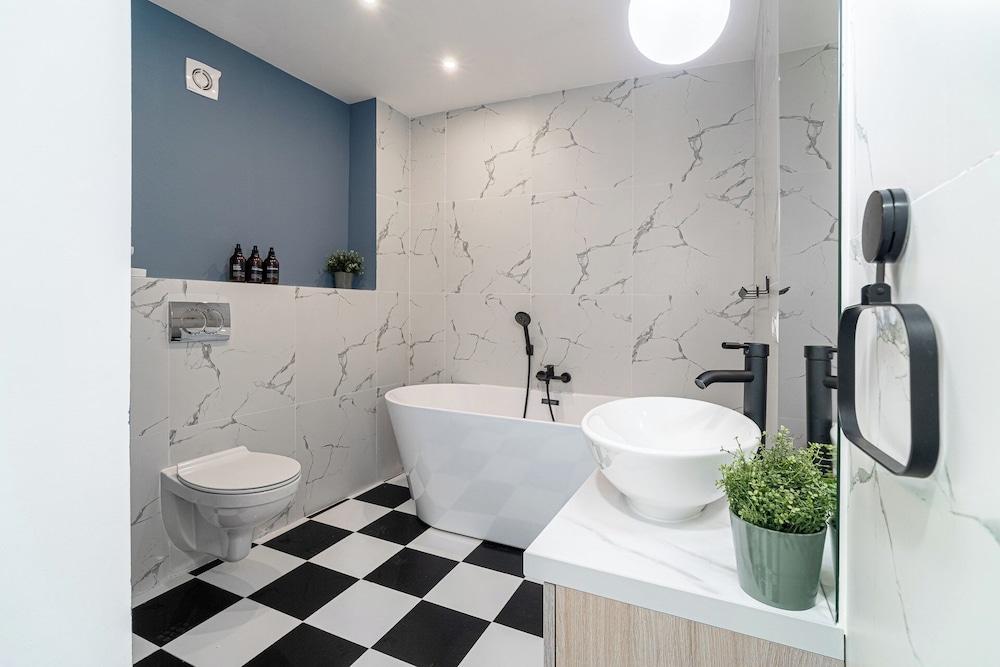 Playful & Trendy 2BR on Regina Elisabeta, Steps to Cismigiu Gardens | Bathtub & Boulevard Views