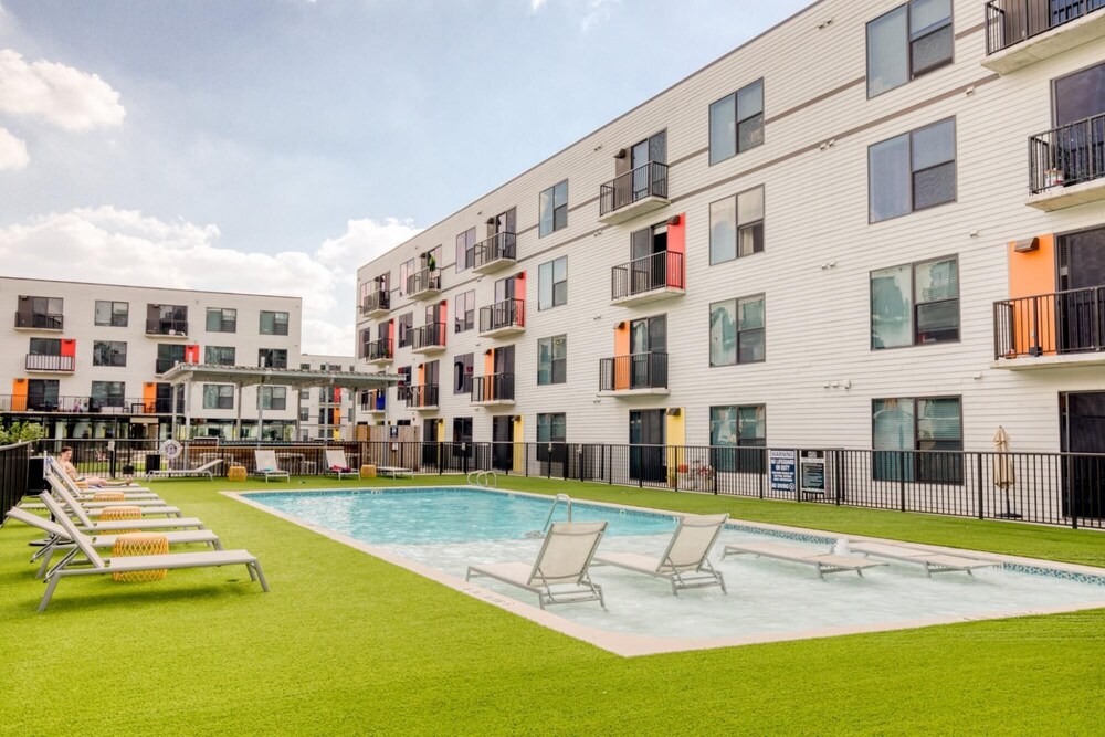 Mid Main Lofts 5225 Stunning Spacious 1BR Loft Midtown view 3