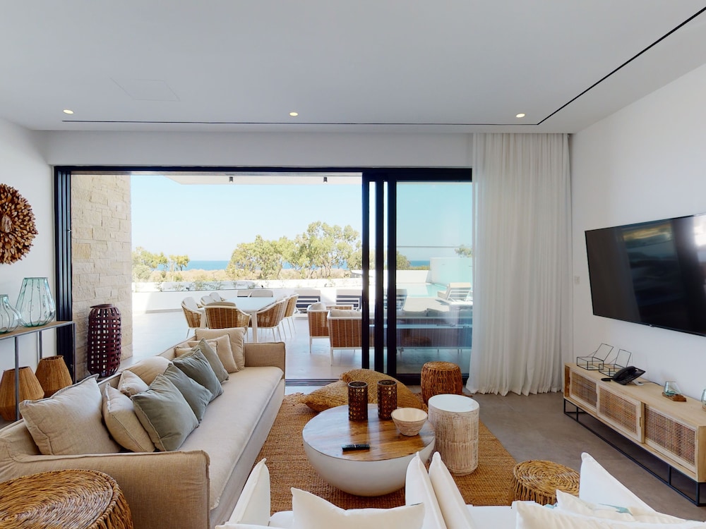 Sanders Konnos Bay Ourania - Gorgeous 5-bedroom Villa With Sea View view 3