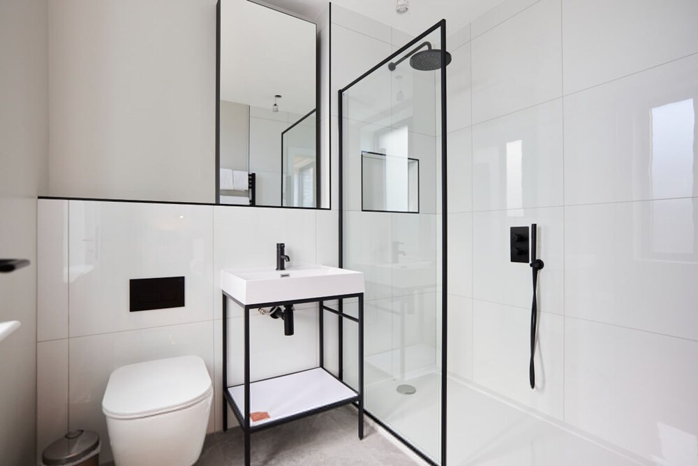 The Brondesbury Place - Bright 2bdr Flat With Balcony Parking