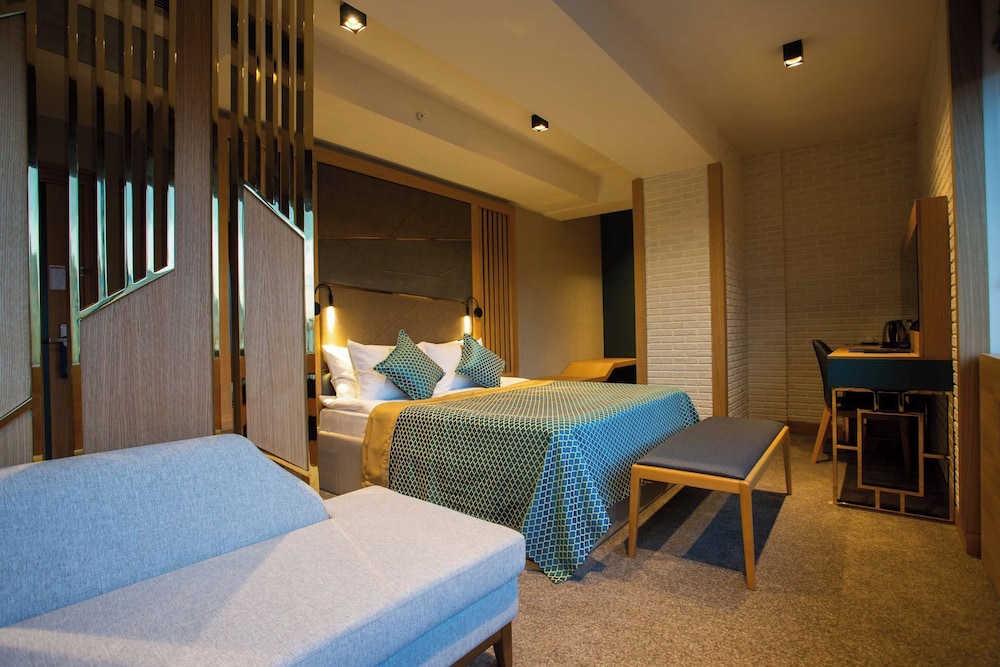 JOYANA OTEL