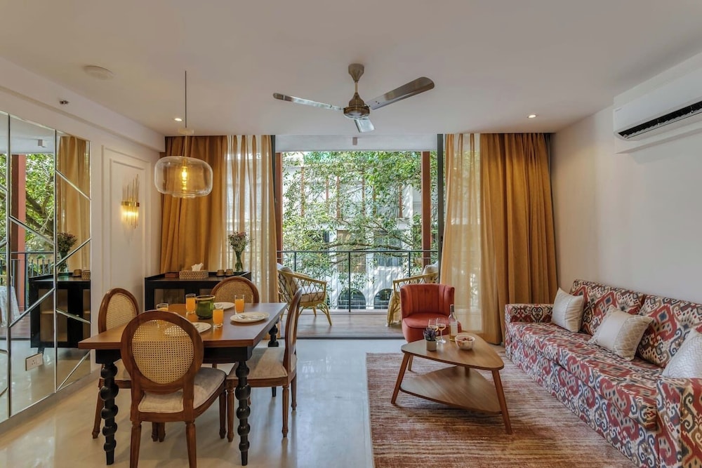 Hidden Gem Luxe Suite w Pool View - 1km to Beach