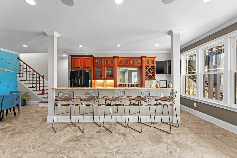 Luxury Lakefront Stay Private Dock, Indoor/outdoor Pool The Retreat