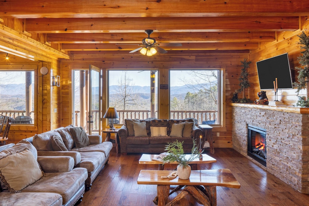 A View for All Seasons by Avantstay 12bdr w/ Game Room, Hot Tub, Movie Theater, Deck Views