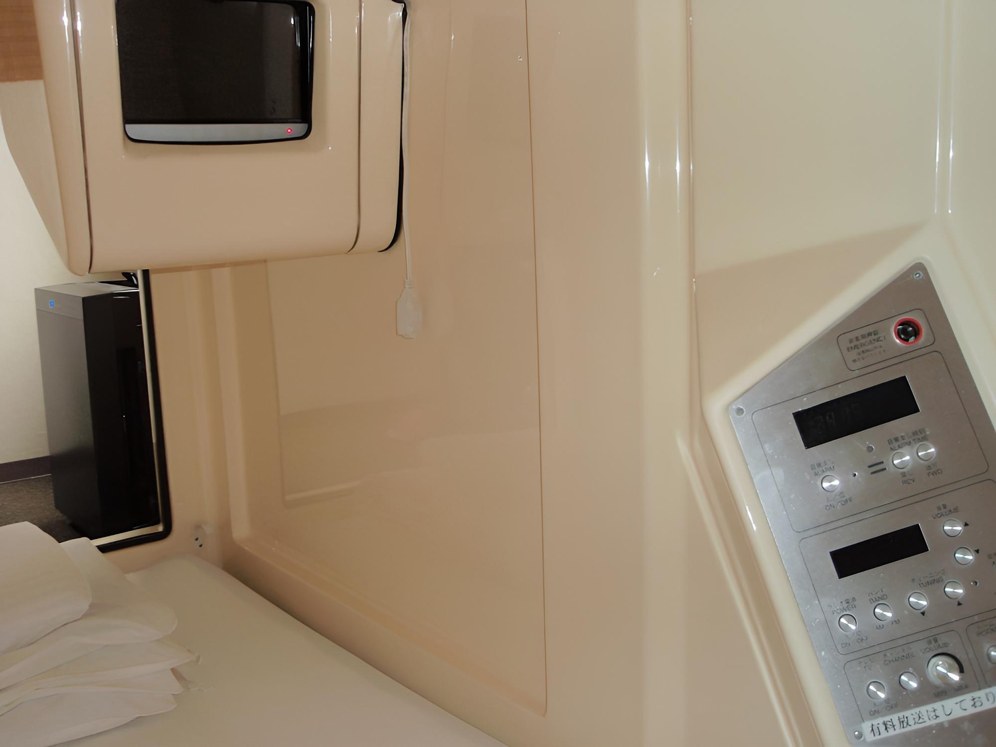 Capsule Hotel Kobe Sannomiya - Caters to men