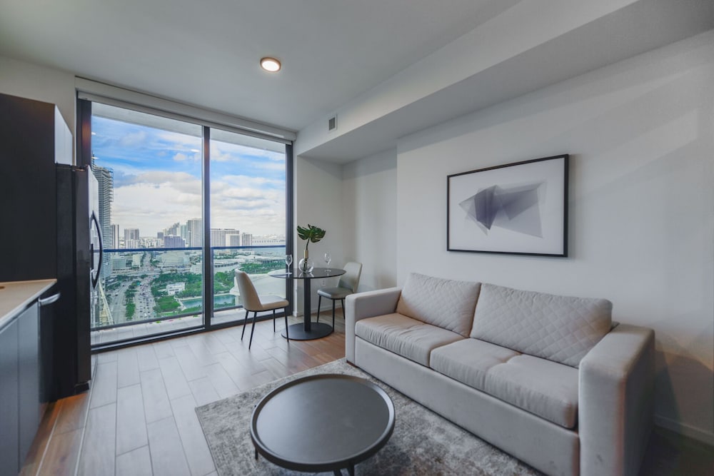 Breathtaking Studio with Bay & City View
