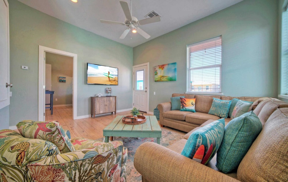 Sleeps 24, 2 Homes Pool, Backyard Tiki Bar, Fire Pit, Cornhole Walk to Beach