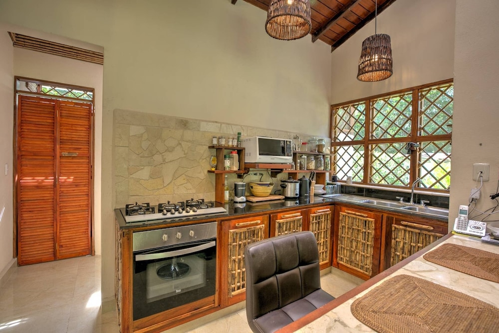 Zen Villa # 1 - Three Bedroom Luxury Villa With Private Garden -playa Chiquita view 4