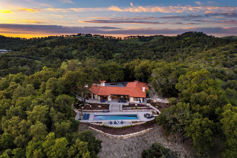 Rancho Robles by Avantstay Vineyard Villa w/ Views, Pool & Privacy