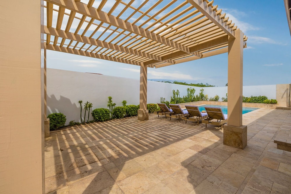 NEW 5br5 5BA Villa Private Pool Close 2 Beach