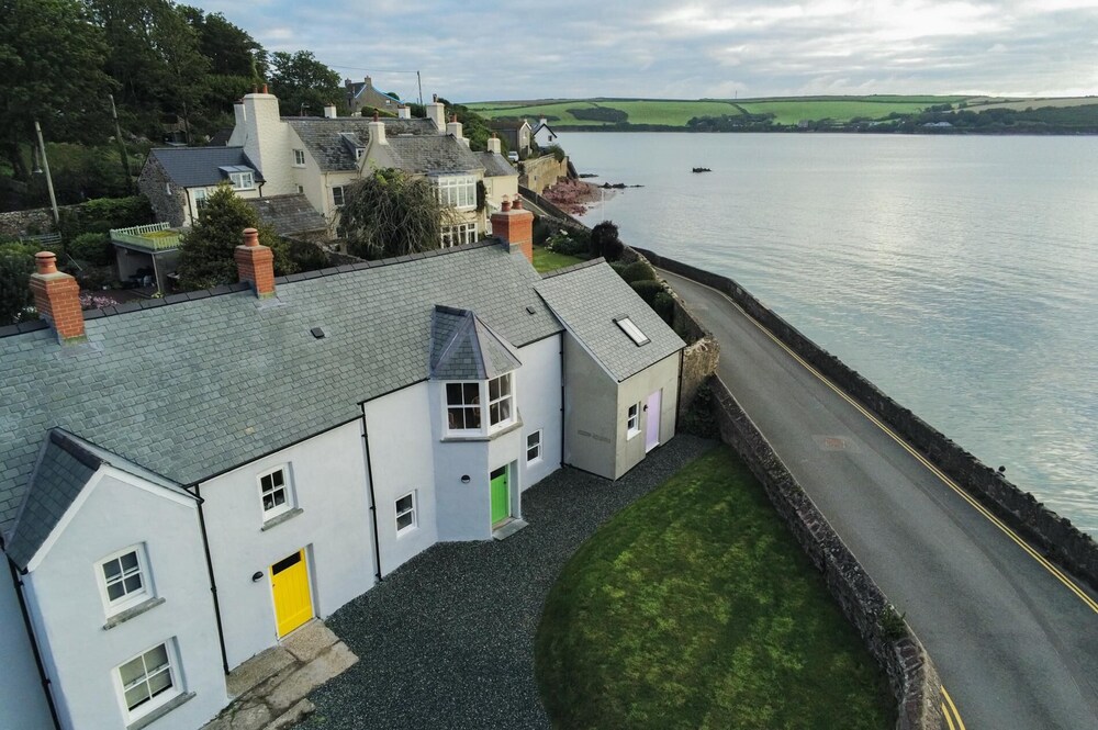 Yellow Cottage - 2 Bedroom Cottage - Dale
