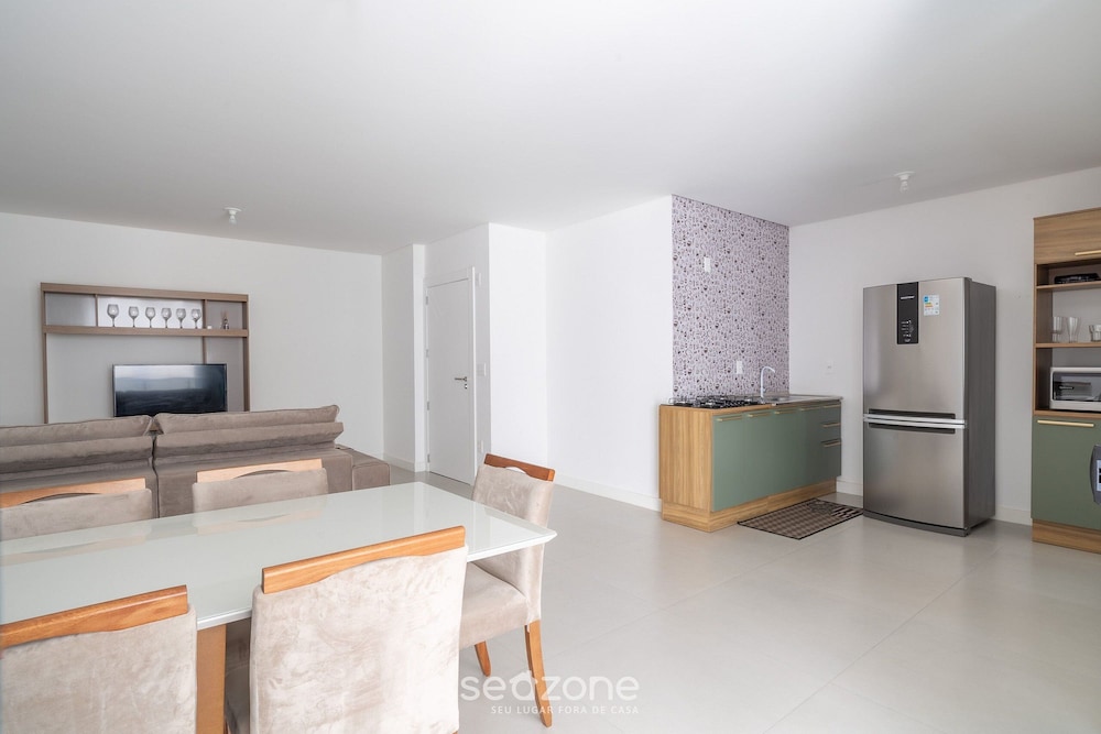 Apto 2Q c/ churrasq. 500m da Meia Praia ROT1001