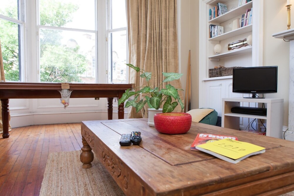 Amazing 4 Bedroom Apartment Just Off The Meadows