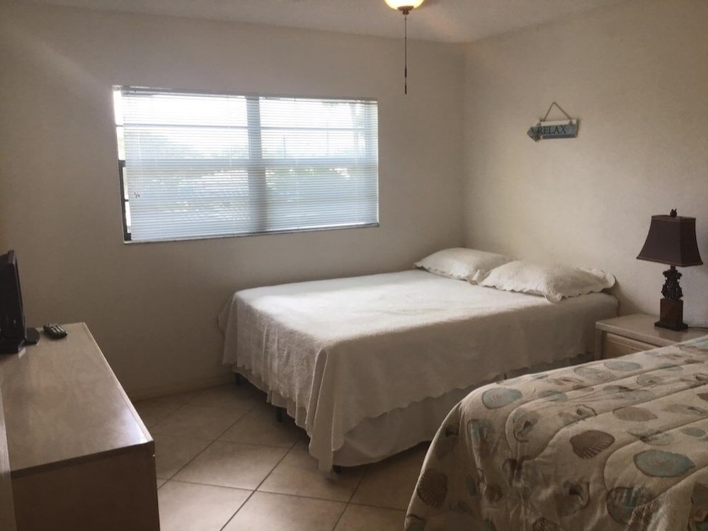 Updated Condo Across The Street From Daytona Beach, Lots Of Amenities 1 Bedroom Condo