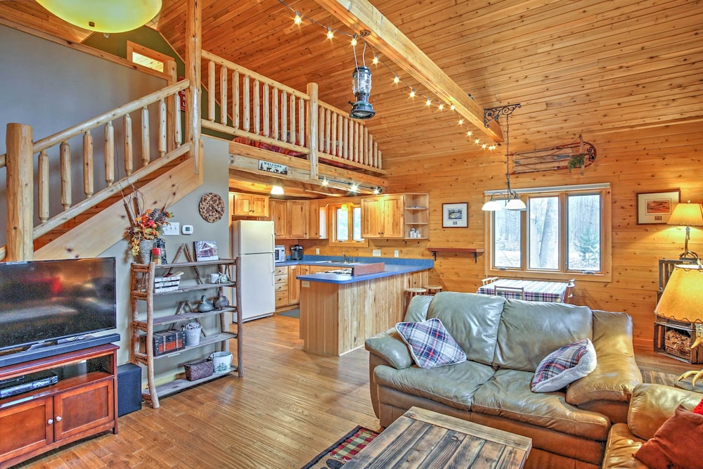 Remote Pentwater Cabin in the Woods: 5 Mi to Dtwn