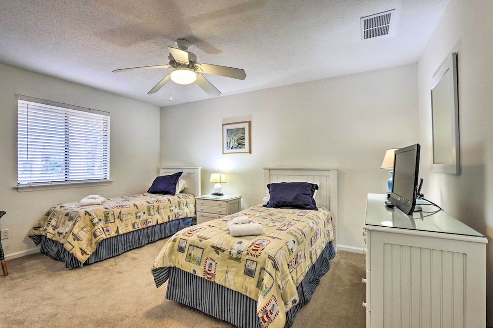 < 1 Mi to Beach: Family-friendly Hilton Head Home view 3