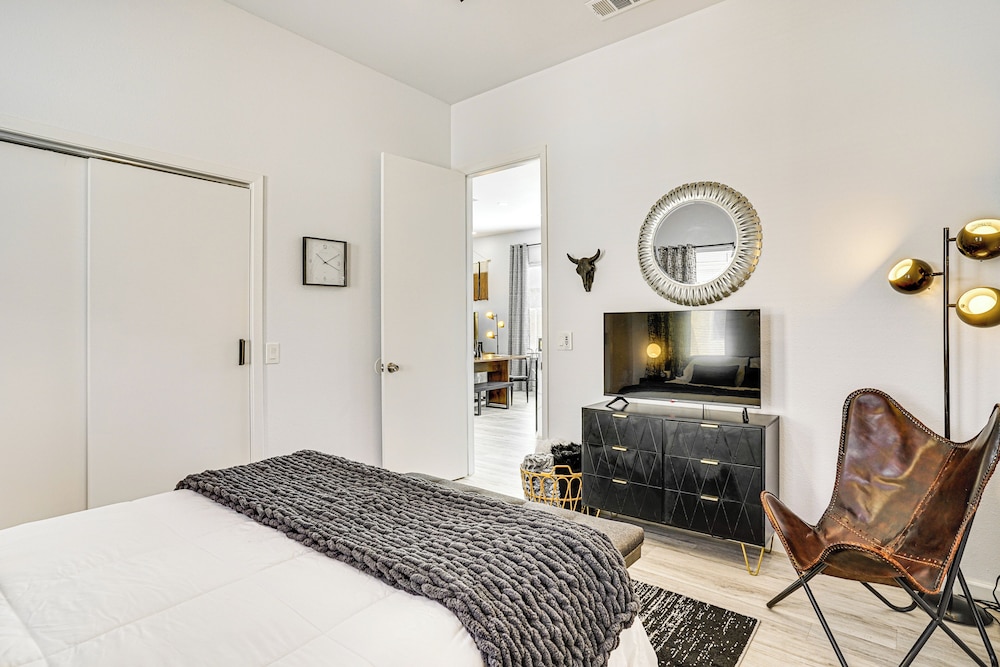 Walk to Lake: Modern Pet-friendly Home in Granbury