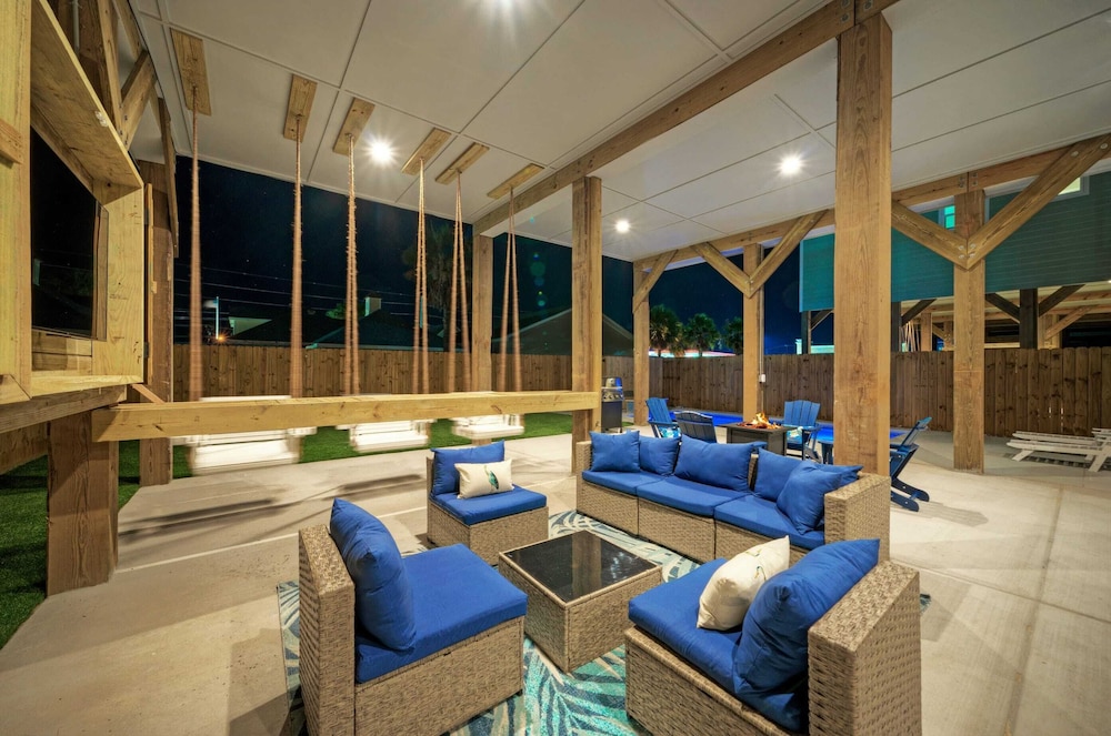 Deja Blue Coastal Retreat w/ Pool, Firepit, BBQ & Outdoor TV Lounge