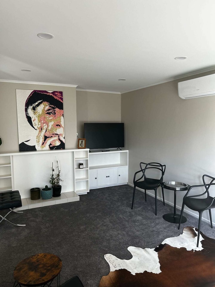 Spacious 2BR Home in the Suburbs