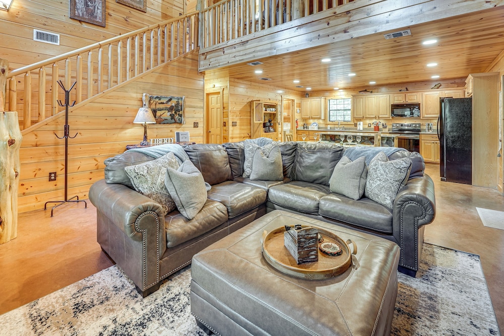 Hot Tub + Game Room: Family Retreat in Broken Bow