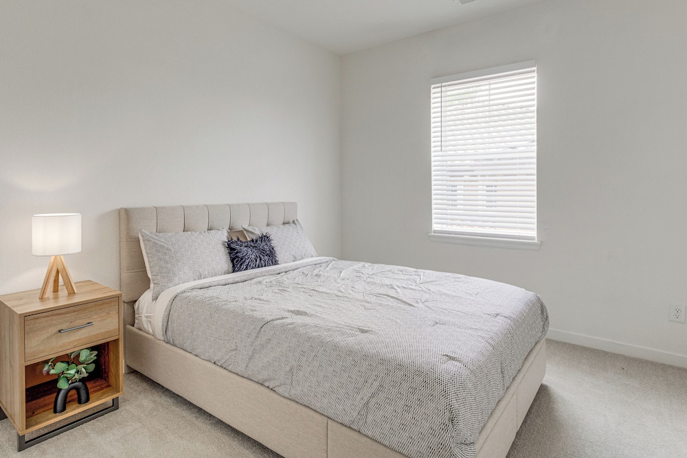 Seasonal Pool, Balcony: Quiet & Cozy Aurora Condo!