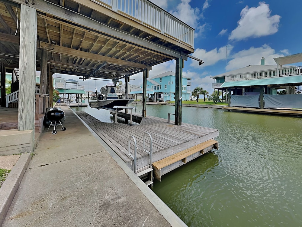 West Bay Getaway by Ryson Vacation Rentals