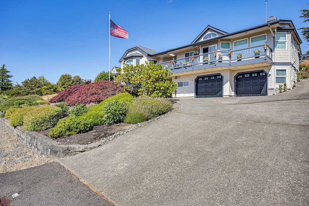 Puget Sound Views: Des Moines Apt w/ Patio