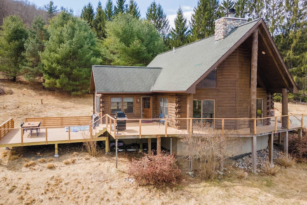 Secluded w/ Deck Views, Hot Tub, & Ping Pong Hudson in the Berks by Avantstay