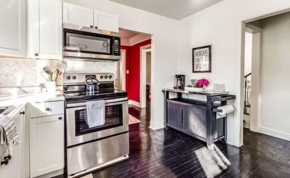 Spacious 5br Sleeps 10 University District 5 Bedroom Home