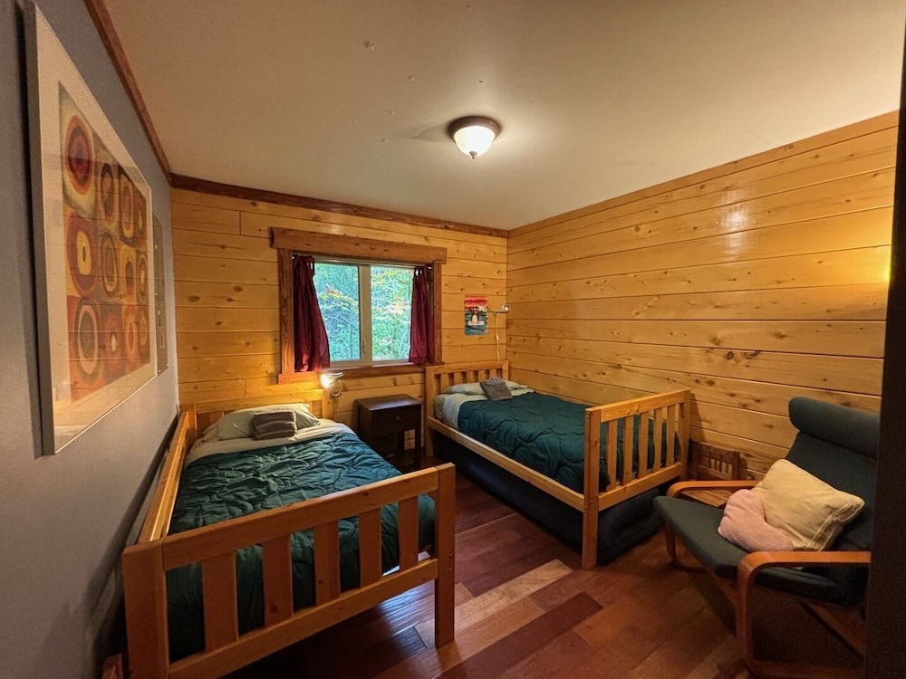 21gs - Log - Pets Ok - Sleeps 6 3 Bedroom Home by RedAwning