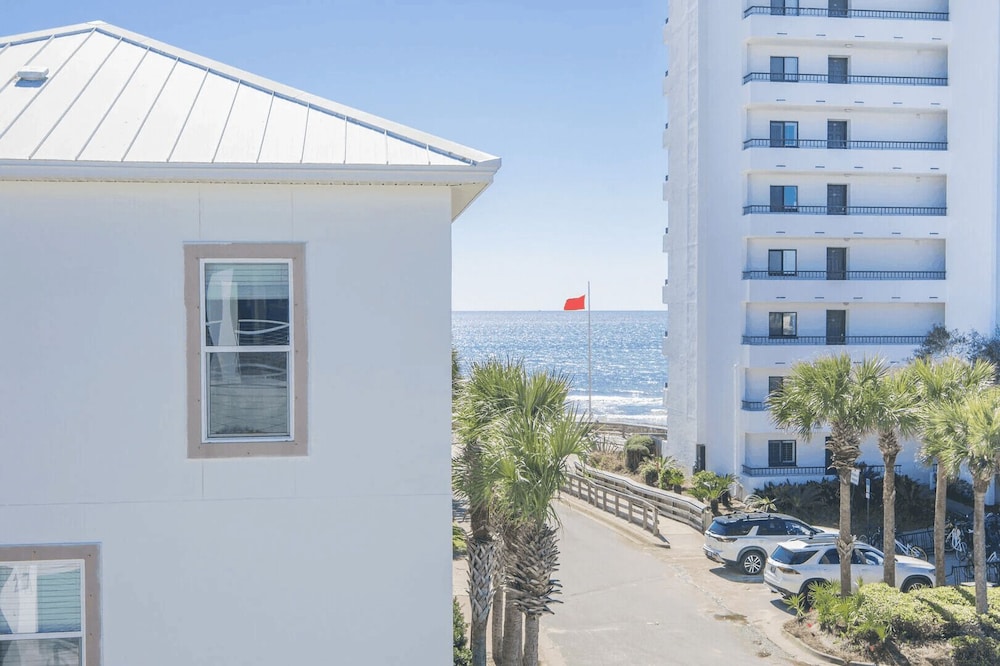 30A Beach Music by Avantstay Pool w/ Gulf Views Golf Cart